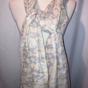 GAP Gray and Cream Camo Scarf